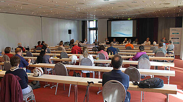 Menschen in einem Konferenzraum.