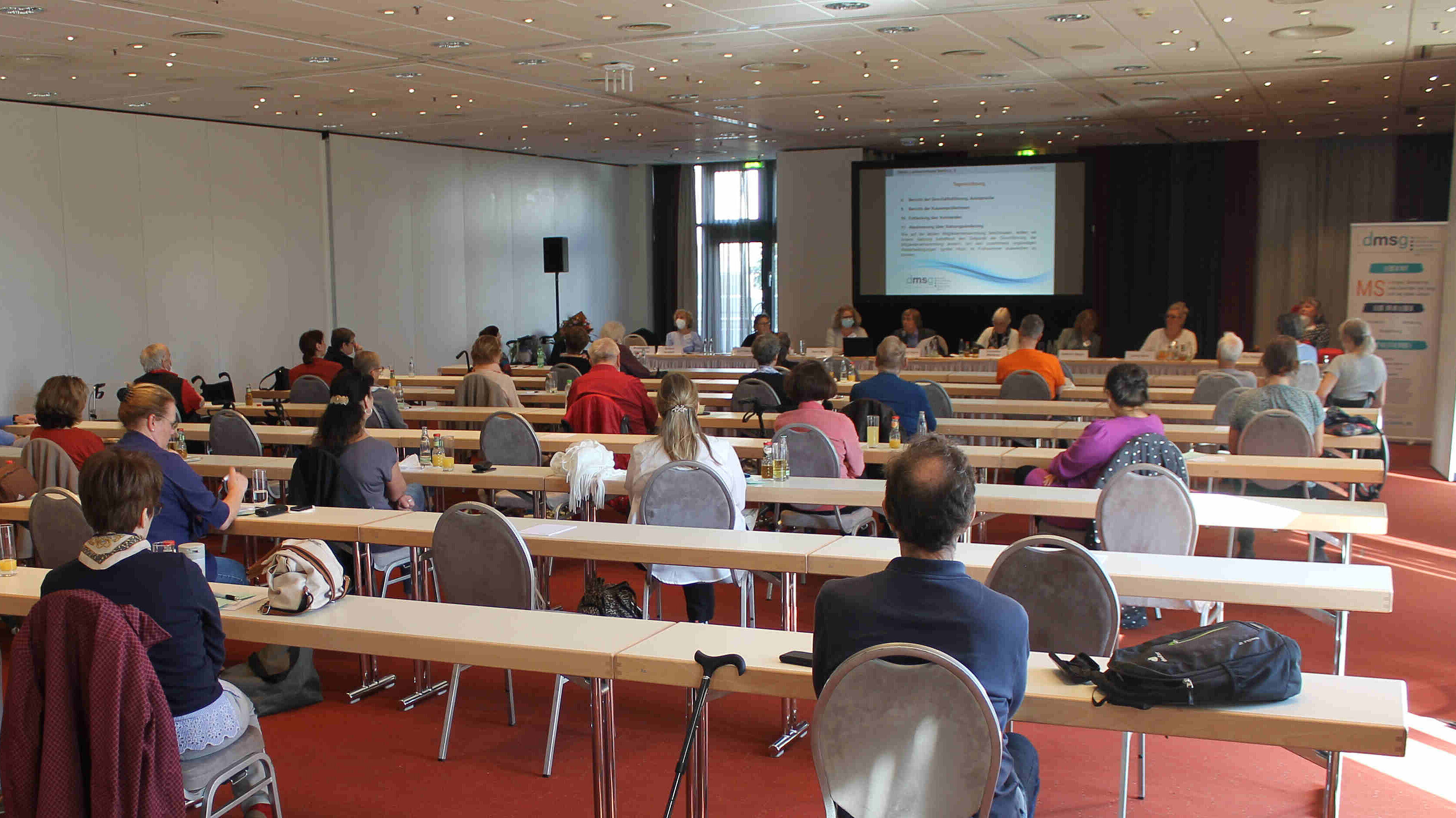 Menschen in einem Konferenzraum.