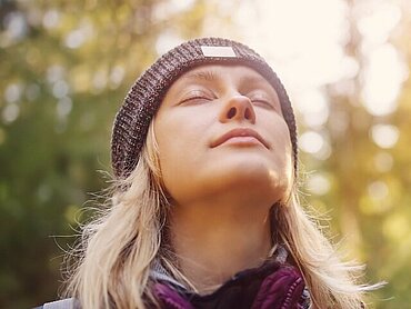 Eine Frau in der Natur.