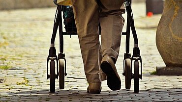 Gehen mit Rollator Eine ältere Frau mit Rollator.