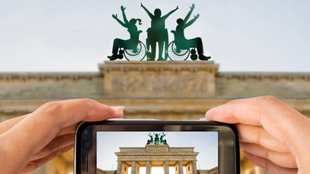 Fotomontage: Brandenburger Tor; auf ihm Menschen im Rollstuhl