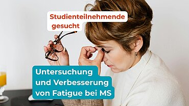 Fatigue Eine Frau sitzt am Schreibtisch und reibt sich die Augen.