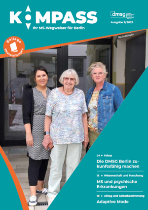 Porträt von drei Frauen vor einem Hauseingang.