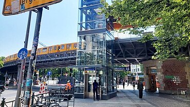 Aufzug an einem Bahnhof.