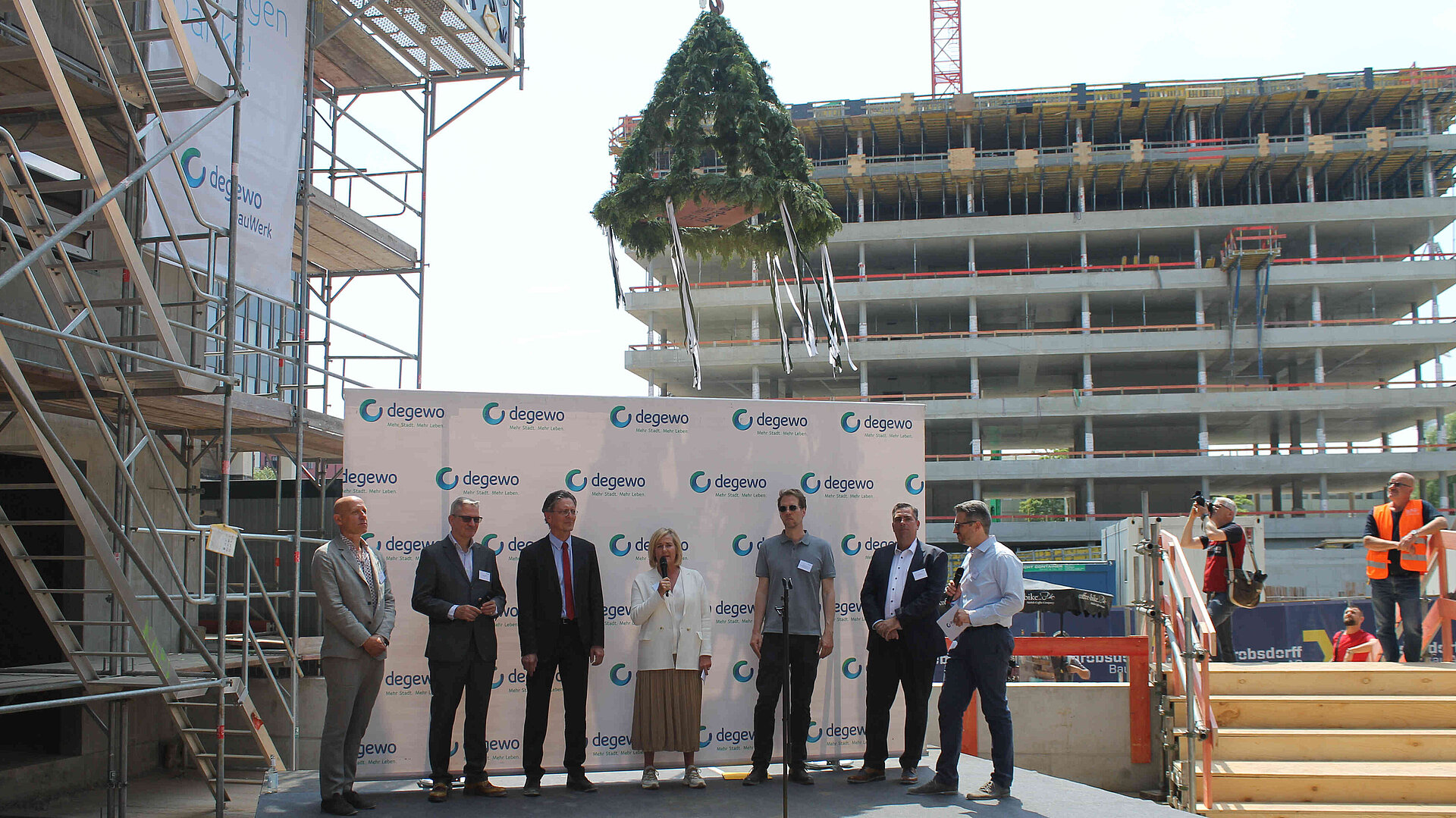 Menschen auf einer Bühne.