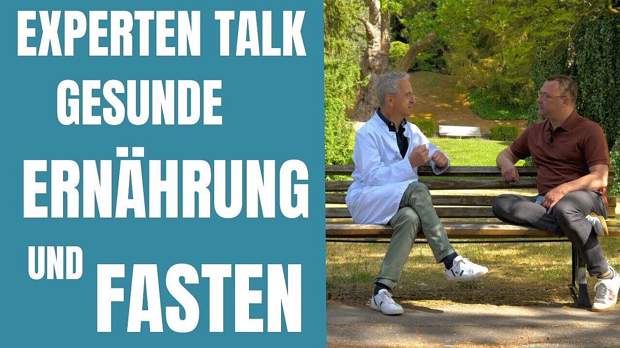 Zwei Männer auf einer Bank im Park.