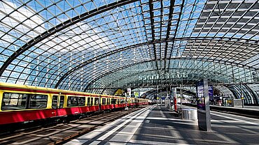 Eine S-Bahn im Bahnhof.