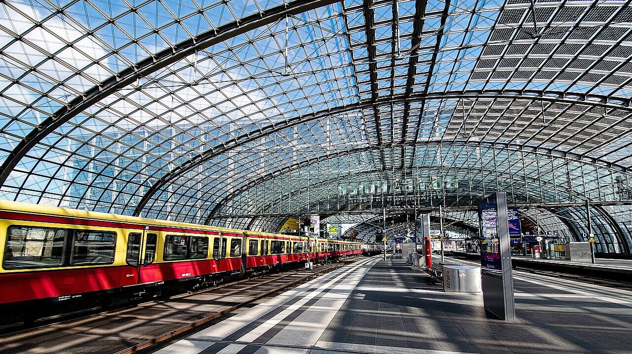 Eine S-Bahn im Bahnhof.
