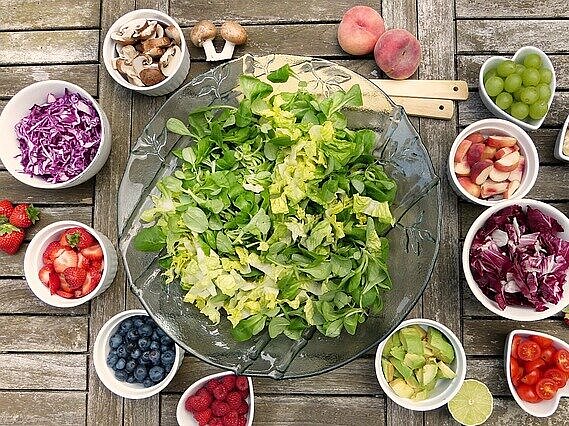 Schüsseln mit Obst und Gemüse auf einem Tisch.