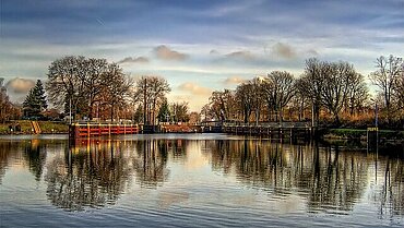 Eine Schleuse am Wasser. 