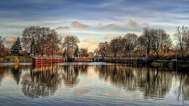 Eine Schleuse am Wasser. 