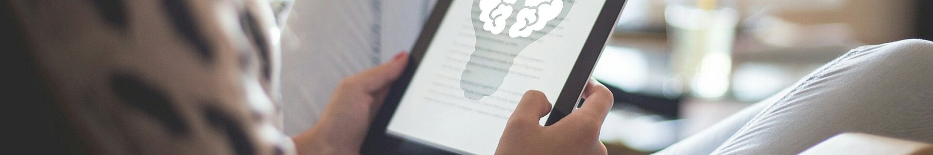 Frau mit Tablet (Bild: mohamed Hassan/Pixabay) Ein Frau sitzt auf der Couch und schaut auf das Tablet in ihren Händen.