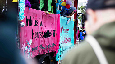 Blick auf Banner an einem Truck. 