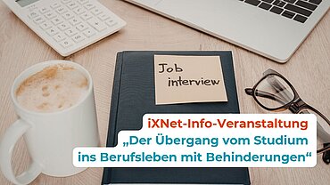 Jobinterview Ein Buch mit dem Klebezettel "Jobinterview" sowie ein Laptop, eine Tasse Kaffee und ein Taschenrechner auf einem Tisch.