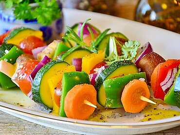 Gemüsespieße auf einem Teller.