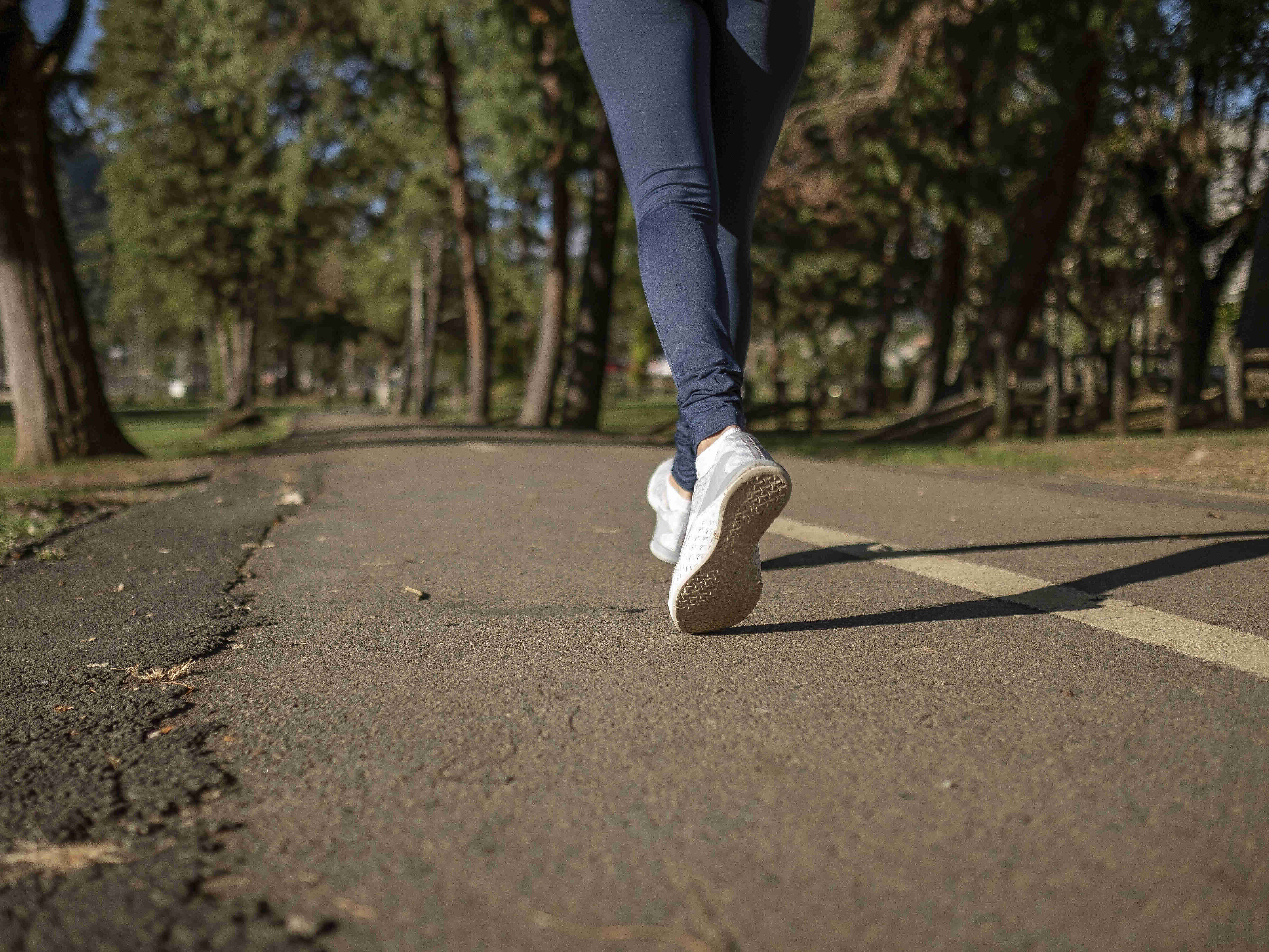 Eine Frau joggt auf einer Straße.