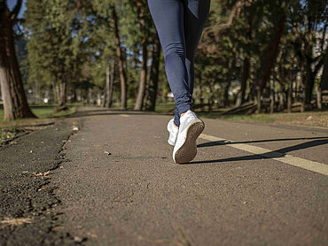 Eine Frau joggt auf einer Straße.