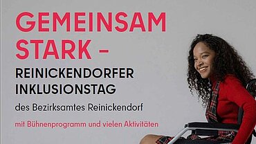 Eine junge Frau im Rollstuhl.