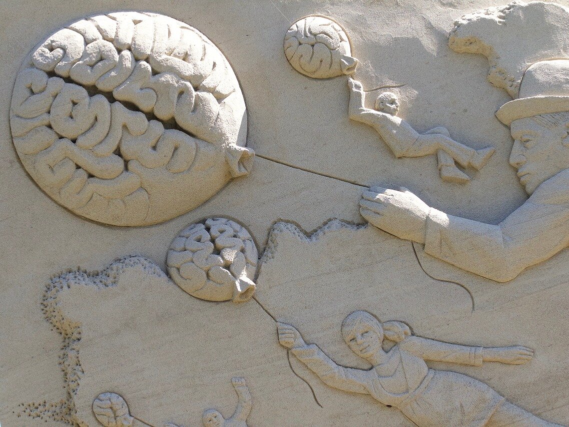 Ein Gehirn in eine Marmorwand gemeißelt.