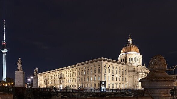 Blick auf das Humboldt Forum bei Dunkelheit.