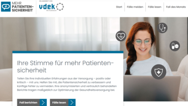 Startseite des Internetportals „Mehr Patientensicherheit“. Im Mittelpunkt eine Frau, die am Laptop sitzt. 