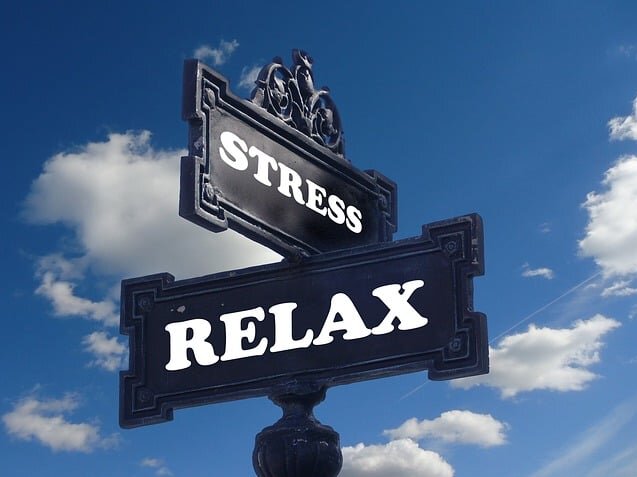 Ein Straßenschild mit der Aufschrift "Stress" und "Relax". 