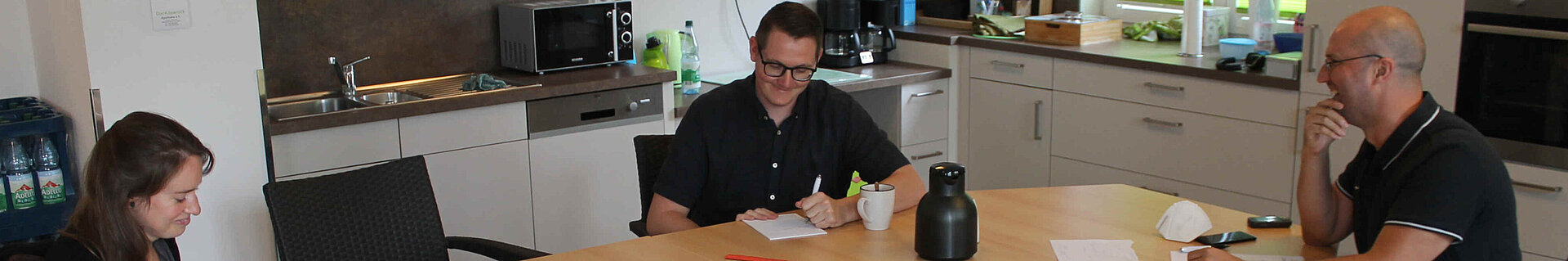 Betreuungsverbund Köpenick (Bild: DMSG Berlin) Drei Menschen sitzen an einem Tisch und reden.