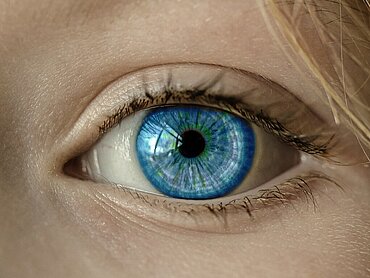 Auge Ausschnitt eines Frauengesichts mit Fokus auf das linke Auge.