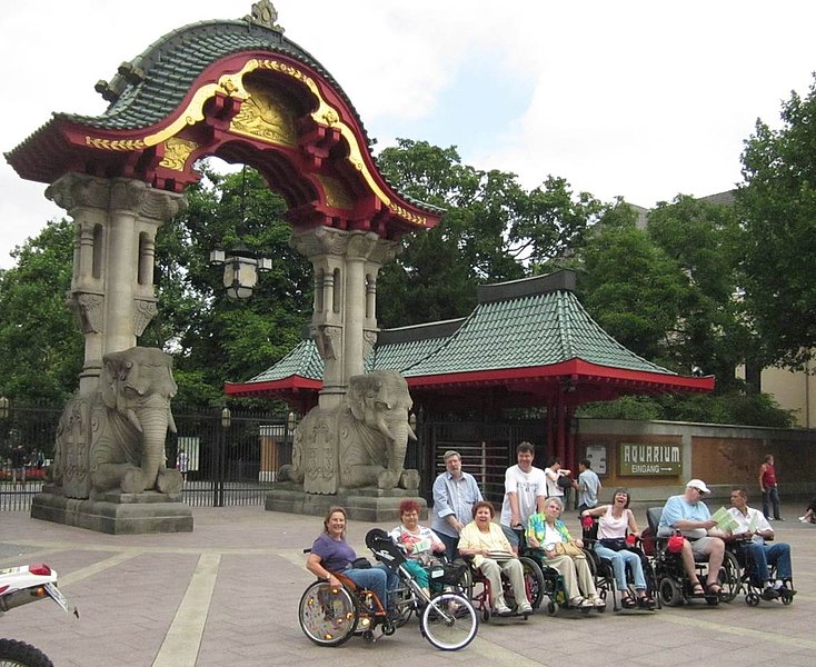 Menschen vor dem Berliner Zoo.